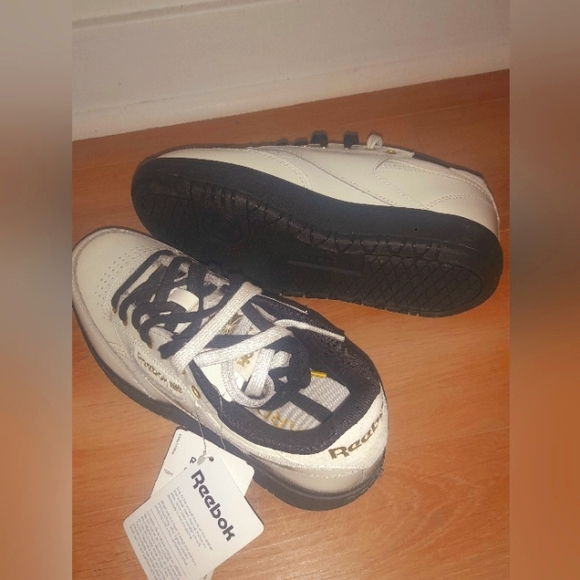 Reebok white shoes size 7 new with tag. Reebok platform shoes - Picture 2 of 3